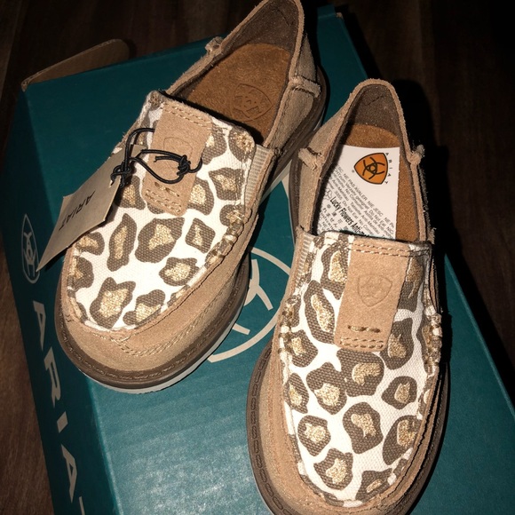 ariat leopard cruisers